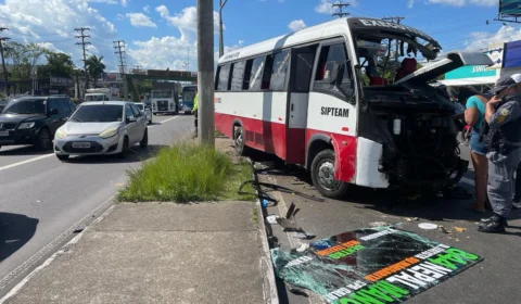 Grave acidente entre micro-ônibus e ônibus articulado deixa feridos na Torquato Tapajós