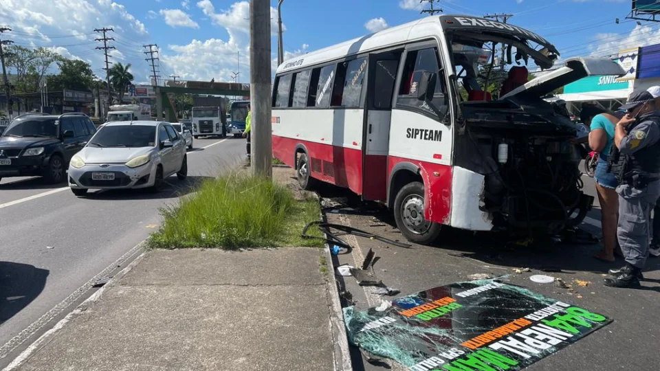 Grave acidente entre micro-ônibus e ônibus articulado deixa feridos na Torquato Tapajós