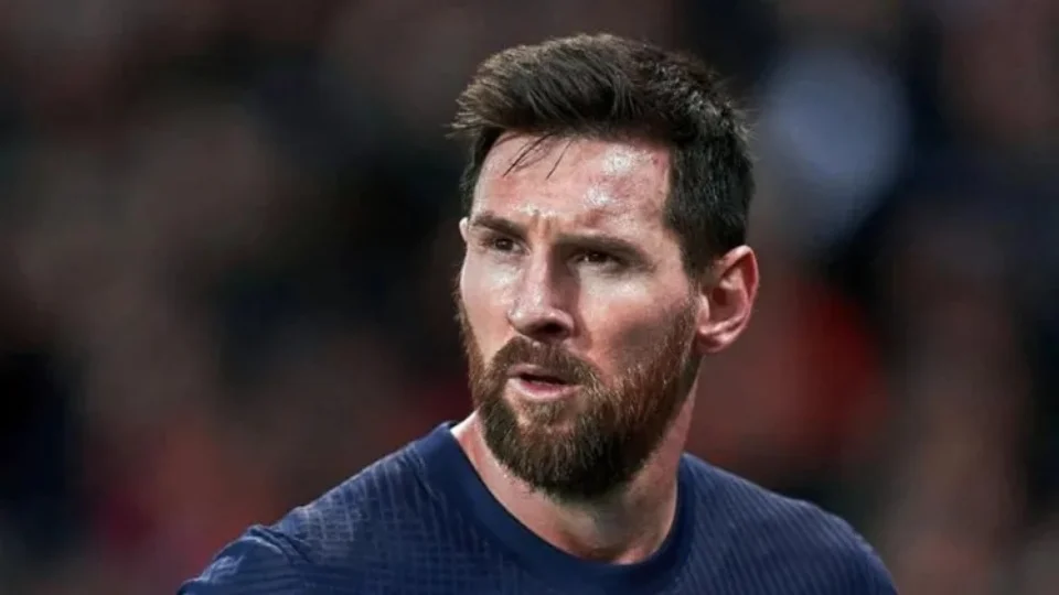 Paris Saint-Germain oficializa saída de Lionel Messi