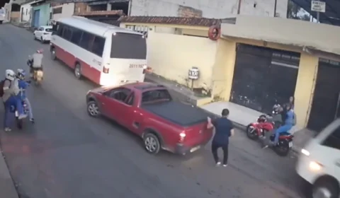 VÍDEO: Assaltantes são atropelados por micro-ônibus