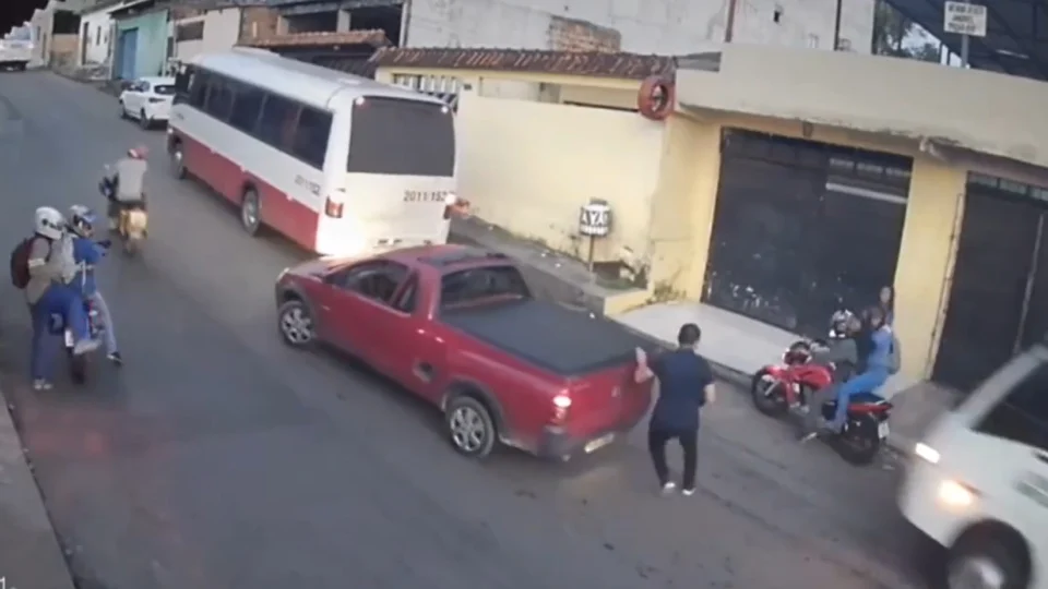VÍDEO: Assaltantes são atropelados por micro-ônibus