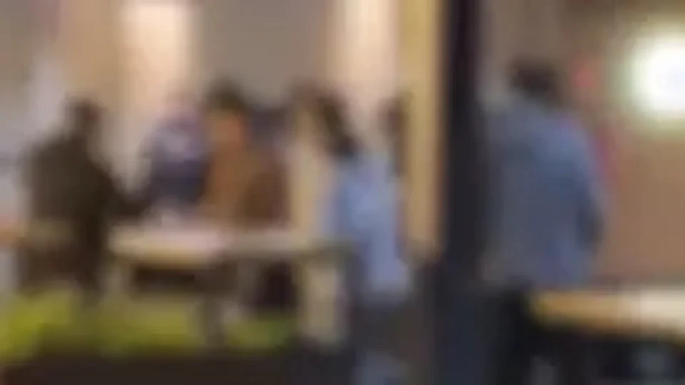 VÍDEO: Pessoas brigam em bar após cliente fazer xixi em funcionário