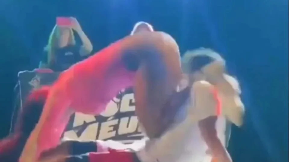VEJA VÍDEO: homem desloca braço ao levar ‘surra de bunda’ durante show