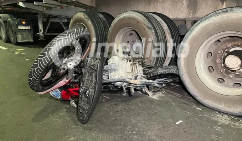 VÍDEO: Moto fica presa embaixo de carreta em acidente no Coroado