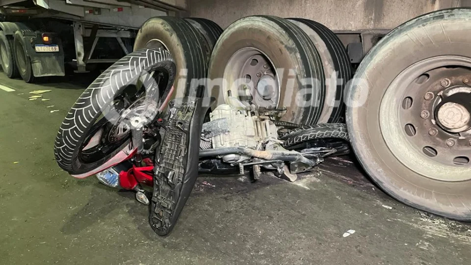 VÍDEO: Moto fica presa embaixo de carreta em acidente no Coroado