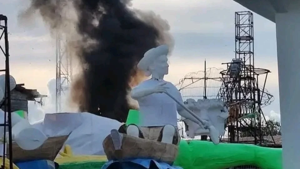 VÍDEOS: Incêndio atinge galpão de alegorias do Caprichoso em Parintins