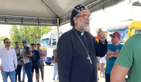 VÍDEO: Padre Kelmon reaparece na fronteira de Roraima durante manifestação de empresários
