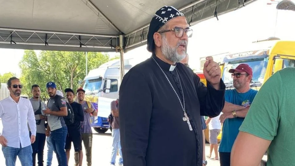VÍDEO: Padre Kelmon reaparece na fronteira de Roraima durante manifestação de empresários