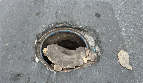 Moradores reclamam de Bueiro aberto no meio de via principal na zona Leste de Manaus