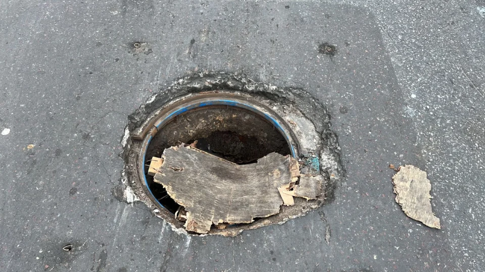 Moradores reclamam de Bueiro aberto no meio de via principal na zona Leste de Manaus