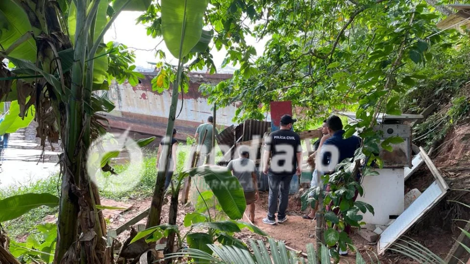 Familiares acompanham buscas por corpo de travesti na zona Oeste