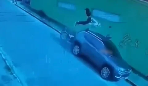 VÍDEOS: Motociclista morre e passageiro é arremessado em acidente