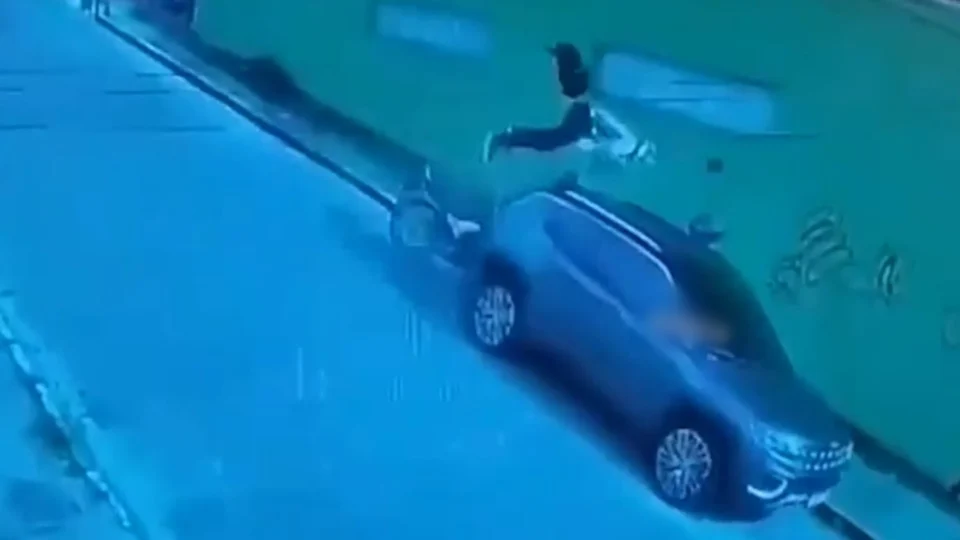 VÍDEOS: Motociclista morre e passageiro é arremessado em acidente