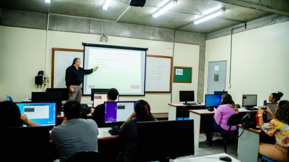 Faculdade abre inscrições para bolsas de graduação e pós de até 75% em Manaus