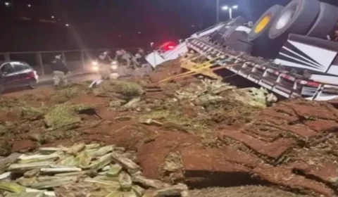 VÍDEO: caminhão com maconha tomba em frente ao batalhão da PM