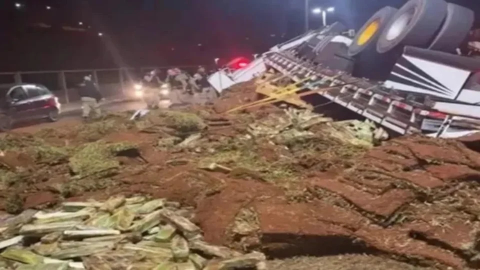 VÍDEO: caminhão com maconha tomba em frente ao batalhão da PM