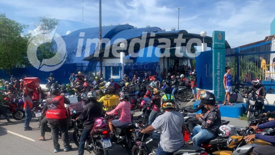 Motoboys fazem manifestação em frente ao trabalho da servidora que humilhou categoria
