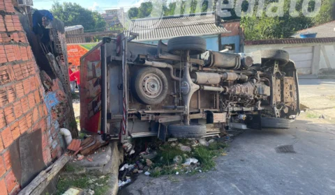 Caminhão colide contra muro e tomba no bairro Jorge Teixeira