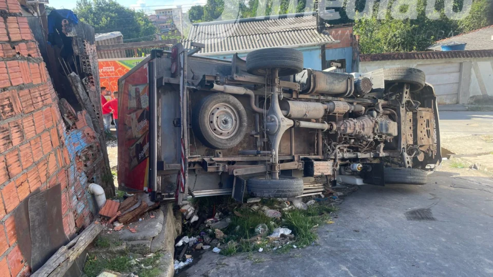 Caminhão colide contra muro e tomba no bairro Jorge Teixeira