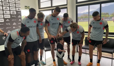 Veja Vídeo: pequeno Gui visita CT do Vasco e encanta jogadores