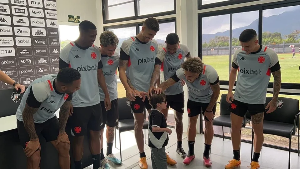 Veja Vídeo: pequeno Gui visita CT do Vasco e encanta jogadores