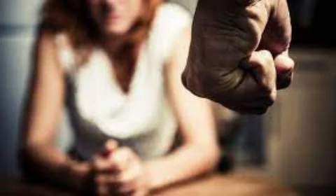 Mulher atinge marido com golpes de canivete na cabeça para fugir de agressão