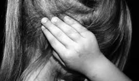 Mulher é presa após torturar e passar maquiagem em criança para esconder hematomas