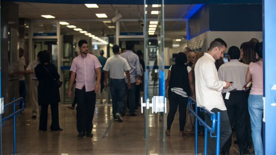 Câmara aprova projeto que pune discriminação de políticos