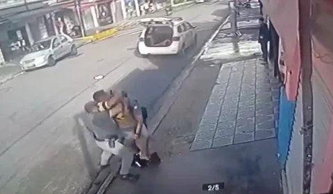 VÍDEO: Criminoso consegue desarmar e atirar em dois policiais