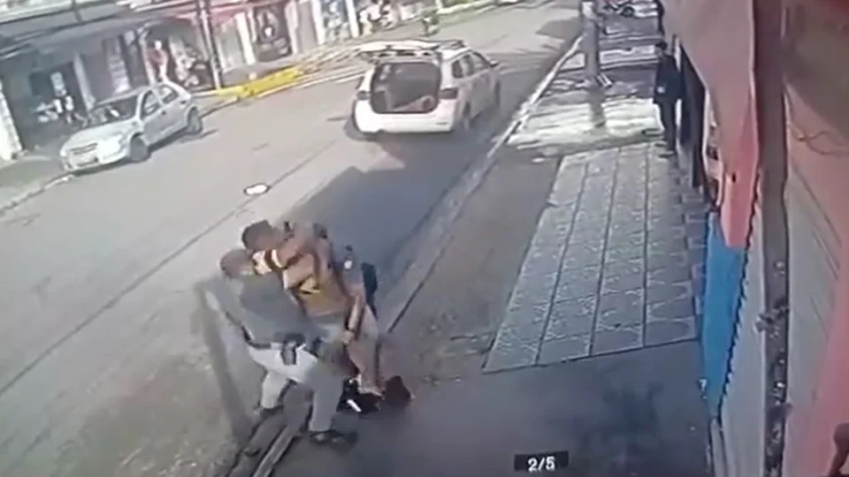 VÍDEO: Criminoso consegue desarmar e atirar em dois policiais