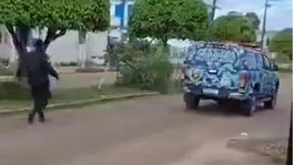 VÍDEO: Em surto, homem rouba viatura e deixa rastro de destruição em Autazes
