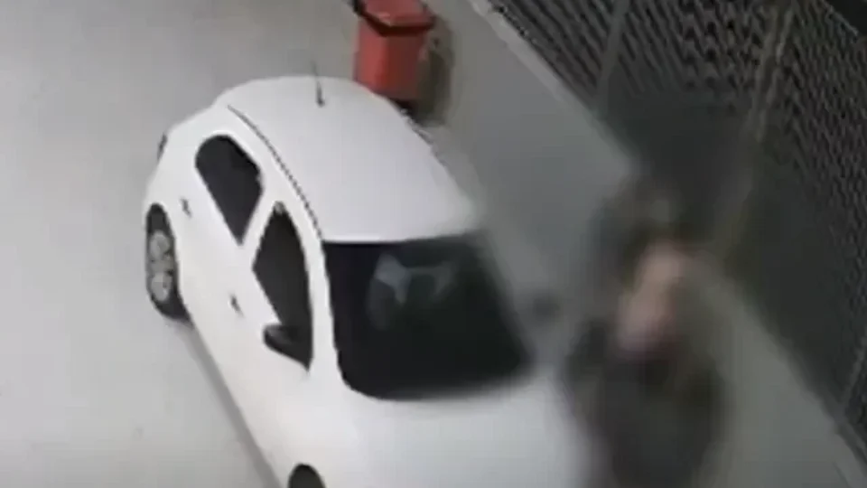 VEJA VÍDEO: motorista de app derruba e arrasta mãe com filha no colo