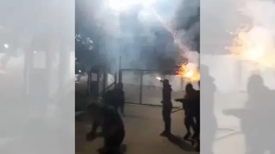 VEJA VÍDEO: Torcedores atiram rojões no CT do Corinthians após eliminação