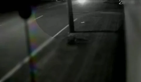 VEJA VÍDEO: Motociclista morre após atingir fios de energia