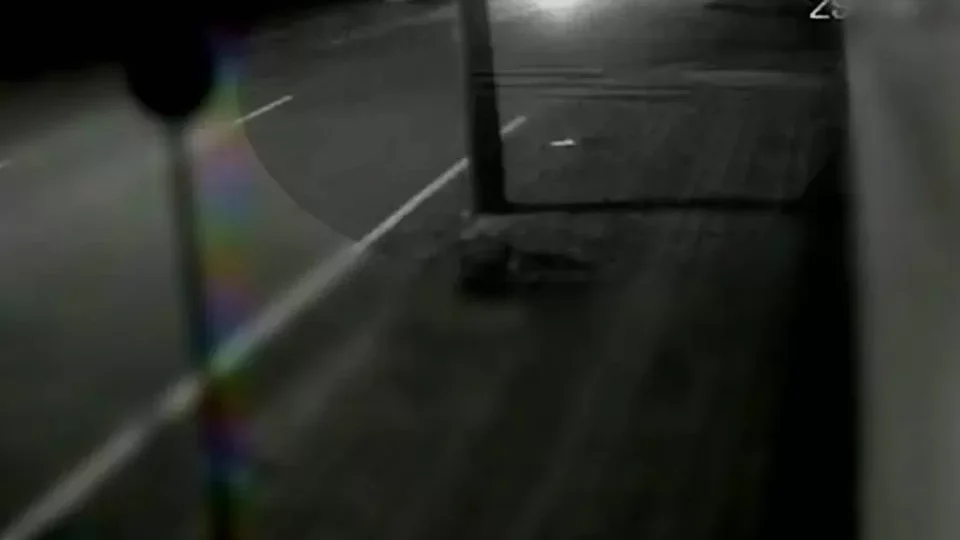 VEJA VÍDEO: Motociclista morre após atingir fios de energia