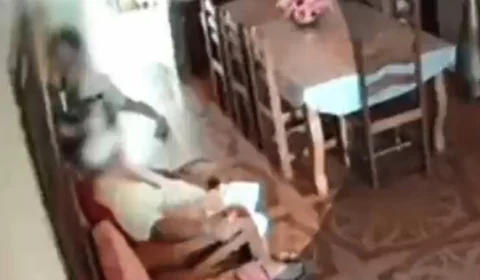 VÍDEO: Mulher segura porta para tentar impedir invasão de criminosos