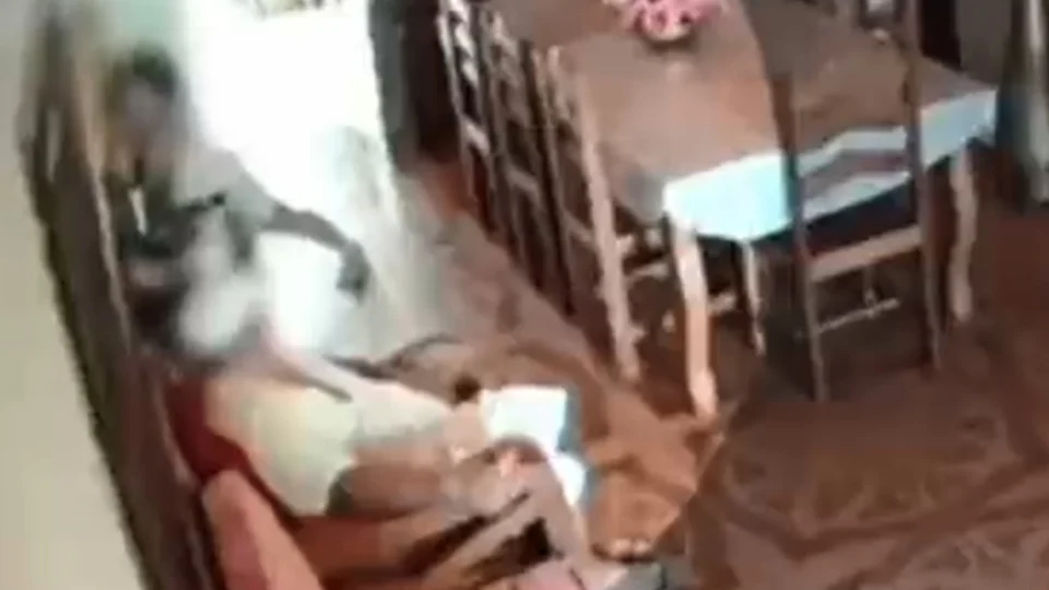 VÍDEO: Mulher segura porta para tentar impedir invasão de criminosos