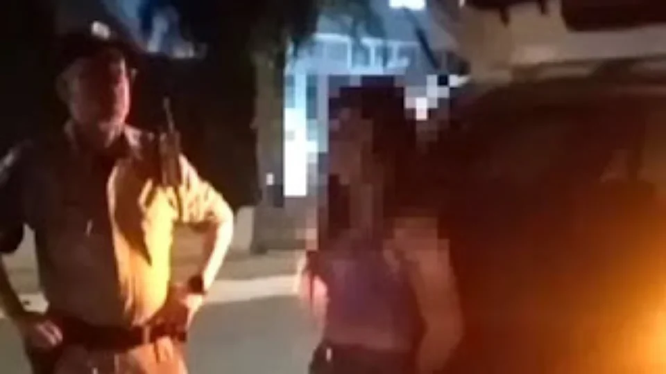 Mulher dirige embriagada, é presa e tenta bater em policiais em Goiás; Veja vídeo
