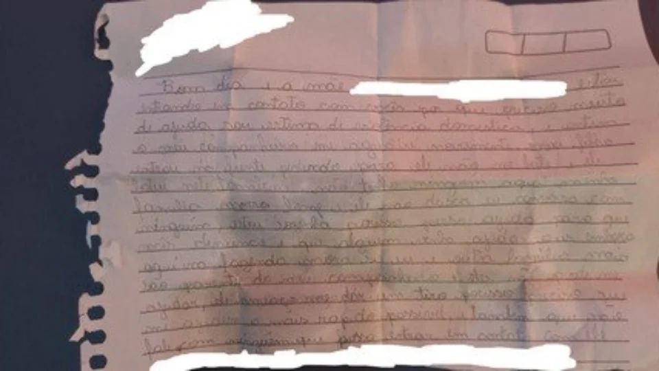 Mãe envia carta de socorro à escola do filho para denunciar que é mantida presa
