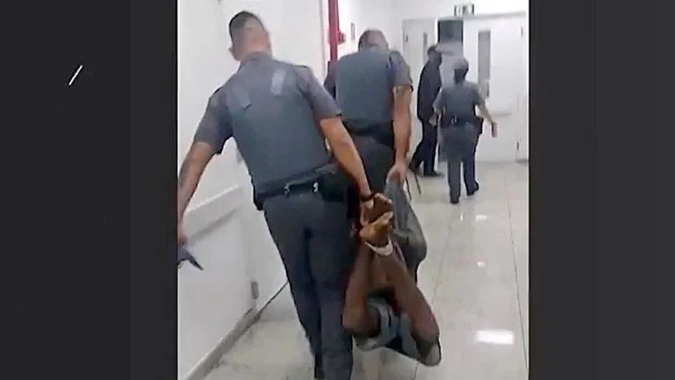 VÍDEO: PM paulista afasta agentes que carregaram homem amarrado por corda