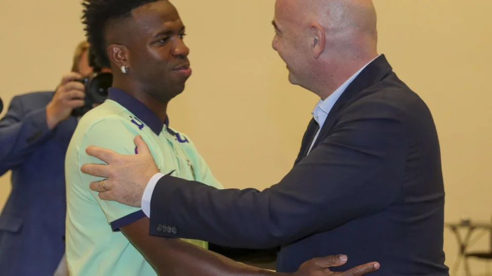 Vini Jr. comandará novo comitê antirracismo da Fifa, afirma Infantino