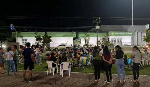 Professores se reúnem à noite na frente da Câmara de Boa Vista em protesto pela aprovação de emendas ao PCCR