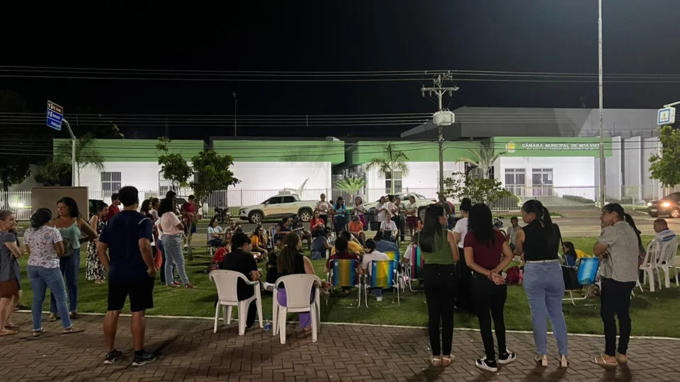 Professores se reúnem à noite na frente da Câmara de Boa Vista em protesto pela aprovação de emendas ao PCCR