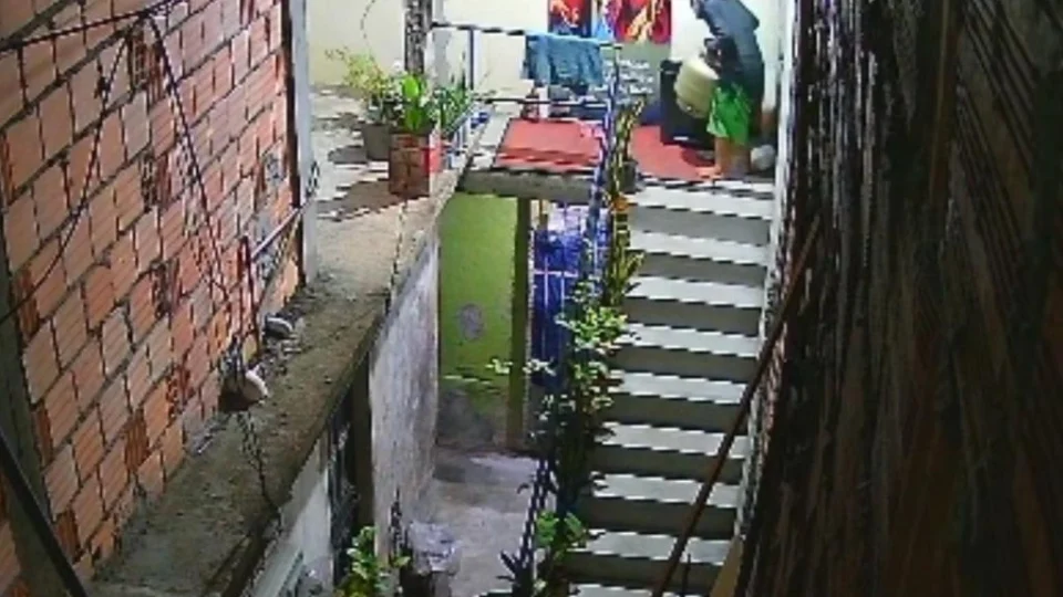 Ladrões de botija de gás invadem casa no bairro Coroado; veja