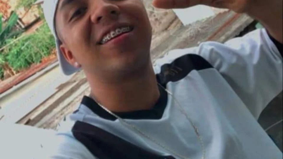 Veja vídeo: Mãe se joga em cima do corpo de filho morto a tiros enquanto voltava do trabalho em Manaus