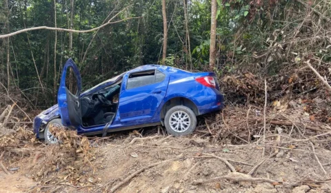 Carro capota na AM-010 e vai parar em área de desmatada