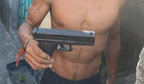 Suposto ladrão recebe carinho da população e leva quatro tiros nas mãos e nos pés