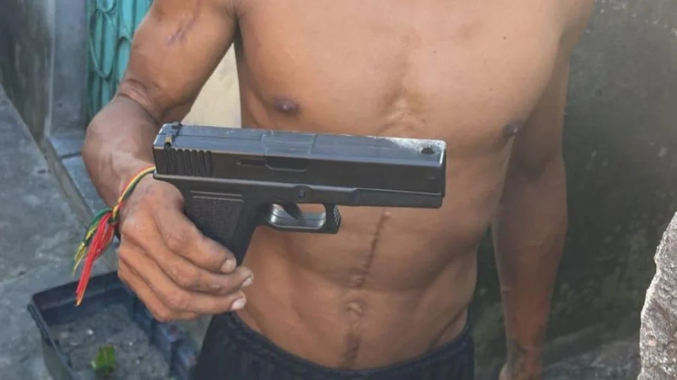 Suposto ladrão recebe carinho da população e leva quatro tiros nas mãos e nos pés