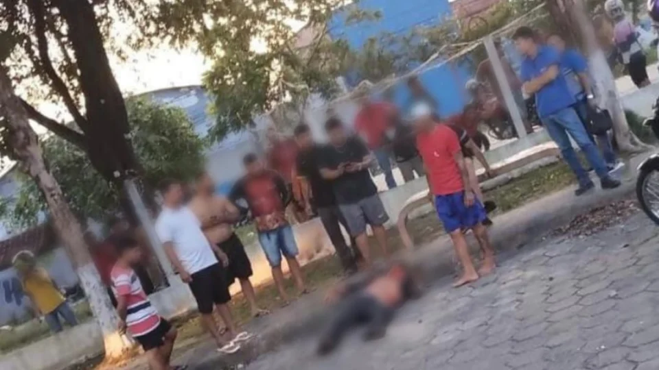 VEJA VÍDEOS: suposto ladrão é capturado e espancado após cometer assaltos em Manaus