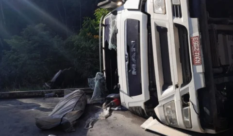 Caminhoneiro é arremessado de cabine após tombar na BR-174